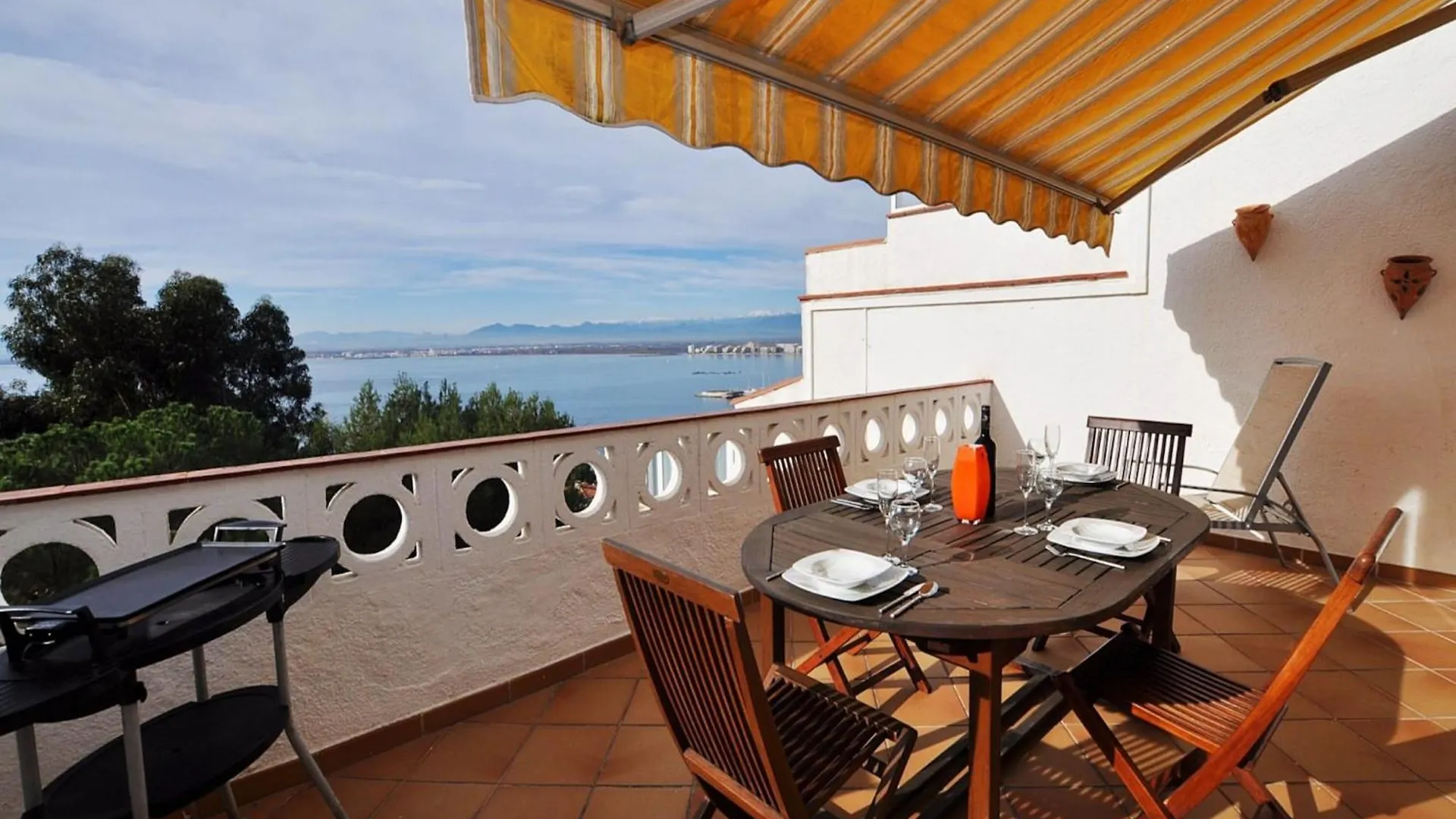Apartment In Costa Brava With Sea View Roses